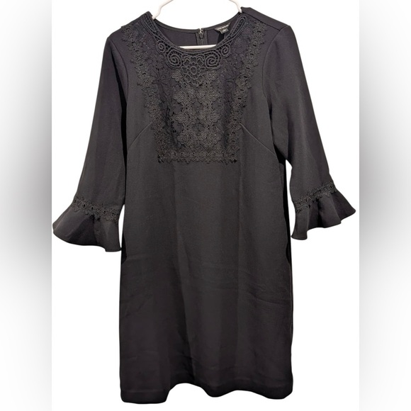 Ann Taylor Dresses & Skirts - NWT Ann Taylor Lace Appliqué Bell Sleeve Shift Dress